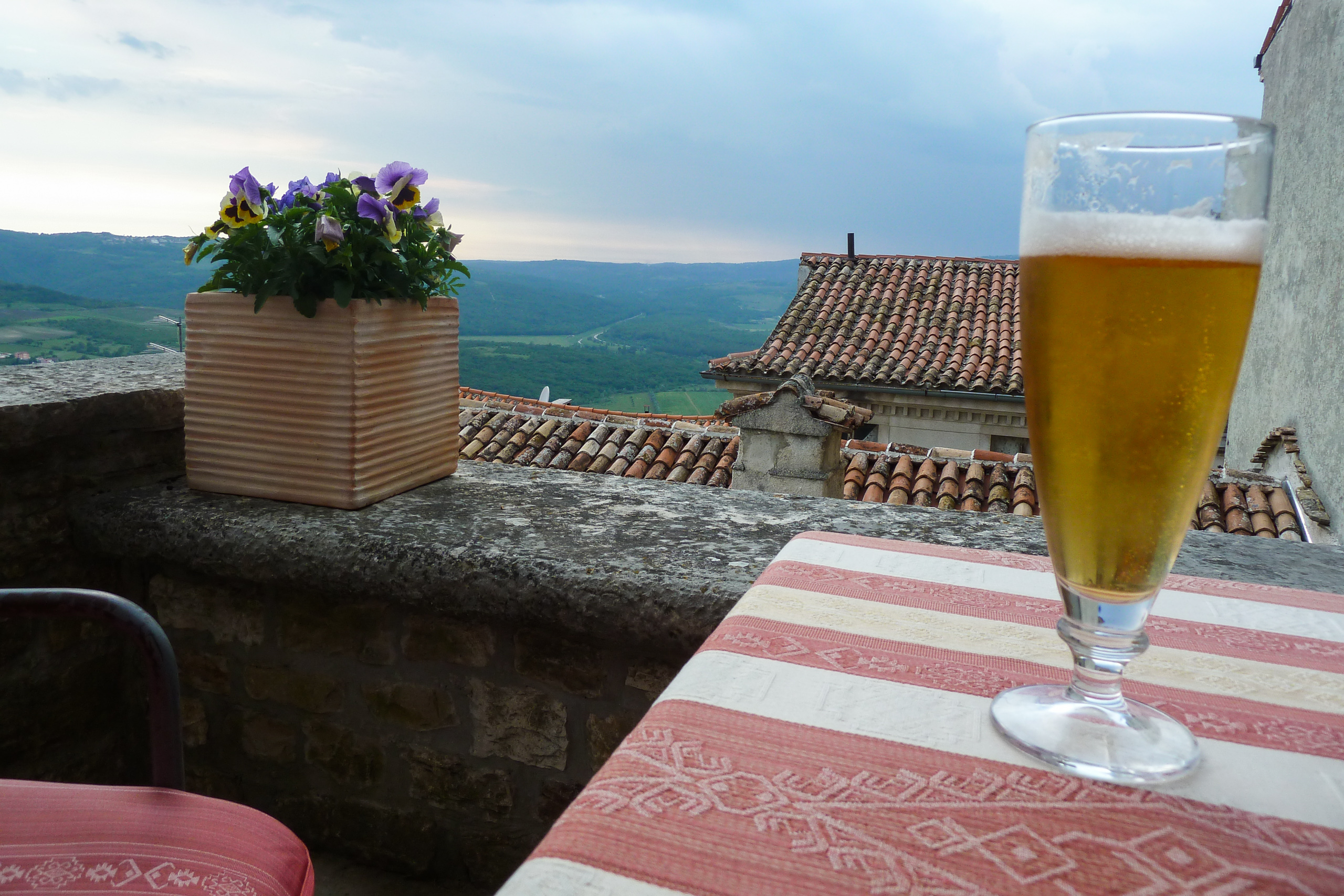 Bier auf der Hotelterrasse mit Blick über das Mirna-Tal